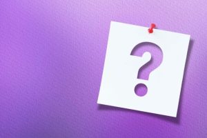 紫の前にあるハテナマーク