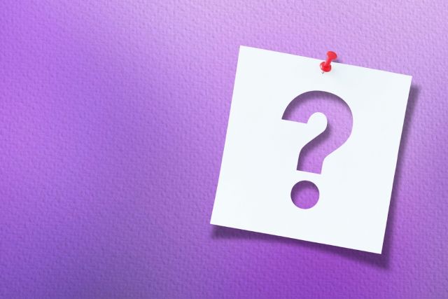 紫の前にあるハテナマーク