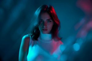 暗闇でこちらを見る女性