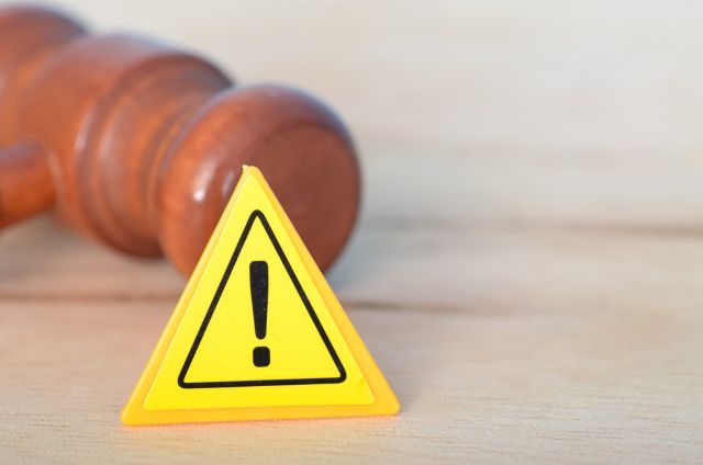 注意マークと木槌