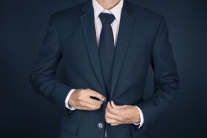 スーツを着る男性